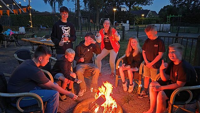 Deelnemers rond het kampvuur