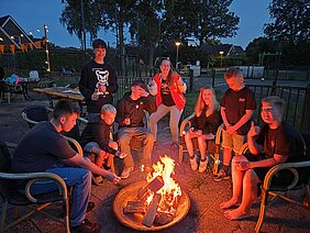 Deelnemers rond het kampvuur