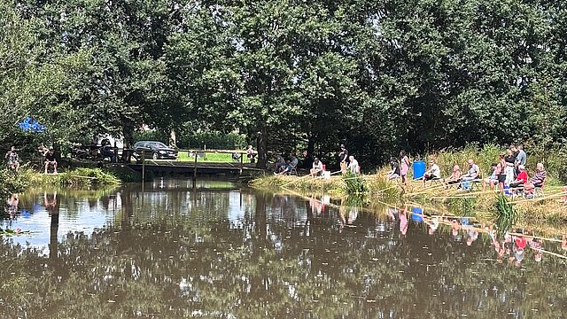 Deelnemers aan de slootkant aan het vissen