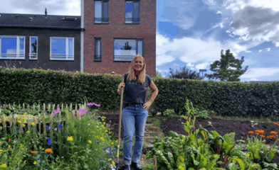 Bewoonster Monique met haar pluk- en eettuin