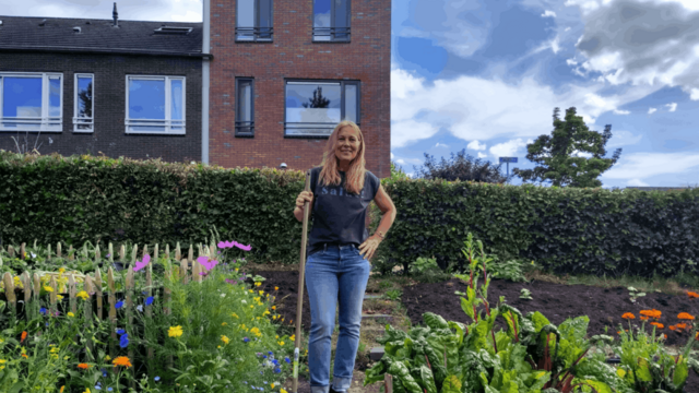 Bewoonster Monique met haar pluk- en eettuin