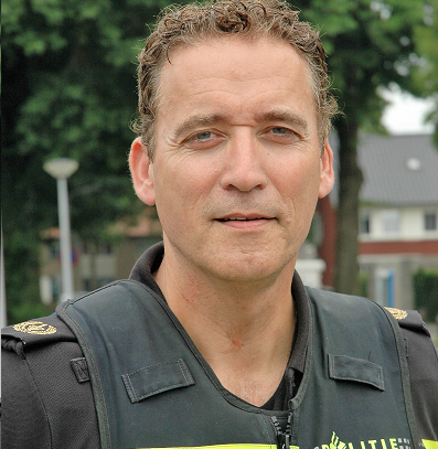 Portretfoto van wijkagent Arno Hiele